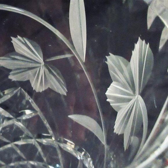 EXQUISITE GRAPEVINE Crystal Vase EUC - Picture 2 of 9